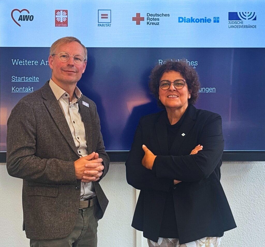 Einstimmig zu den Sprecher:innen der neuen AGW Ruhr gewählt (v.l.): Michael Kreuzfelder, Caritasdirektor Oberhausen und Dorothée Schackmann, Vorständin Paritätischer Hamm und Unna.